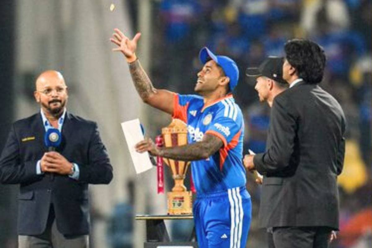 IND vs NZ 4th T20: भारत ने टॉस जीतकर पहले गेंदबाजी चुनी, न्यूजीलैंड की बैटिंग, ईशान किशन बाहर