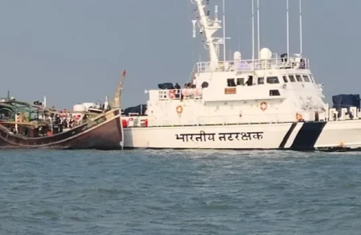 इंडियन कोस्ट गार्ड की बड़ी कार्रवाई, भारतीय जल-सीमा में घुसे 24 बांग्लादेशी मछुआरे गिरफ्तार