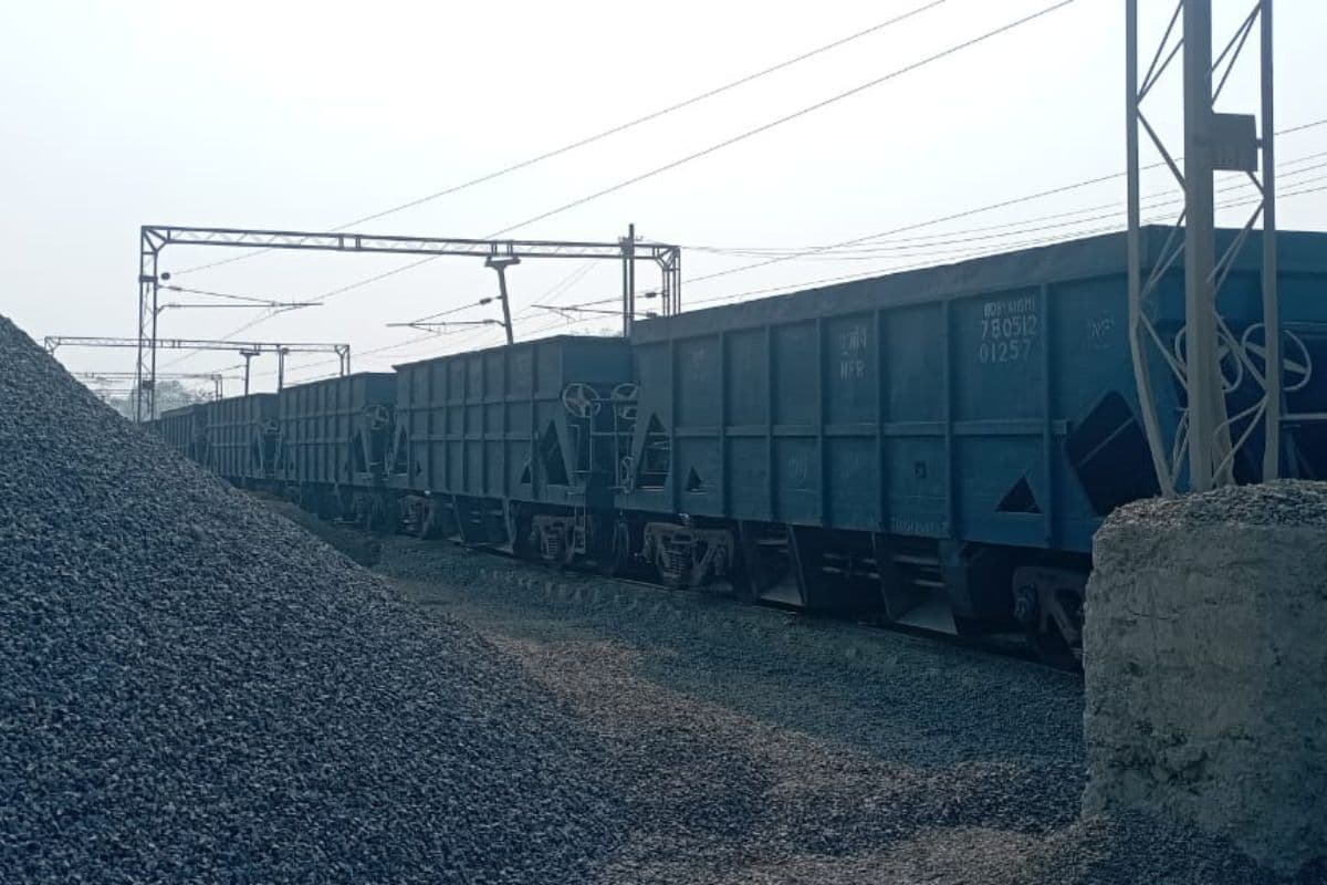 रेल विकास की मांग को लेकर रैक लोडिंग कार्य बंद, रेलवे को पहले दिन लाखों रुपये का नुकसान
