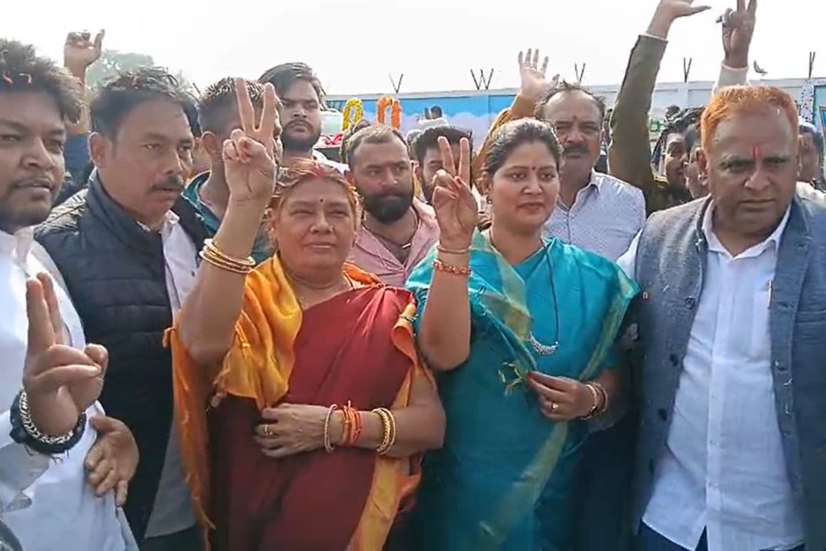 Dhanbad Mayor Election: पूर्व मेयर इंदु सिंह ने भरा पर्चा, समर्थकों संग किया रोड शो