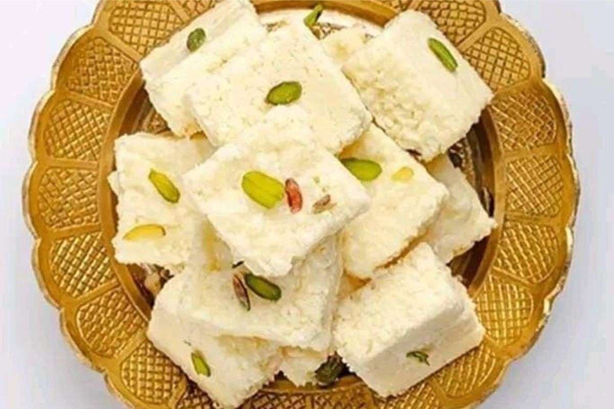 Instant Kalakand Recipe: बिना दूध फाड़े इस नये ट्रिक से बनाएं बाजार जैसा फ्रेश कलाकंद