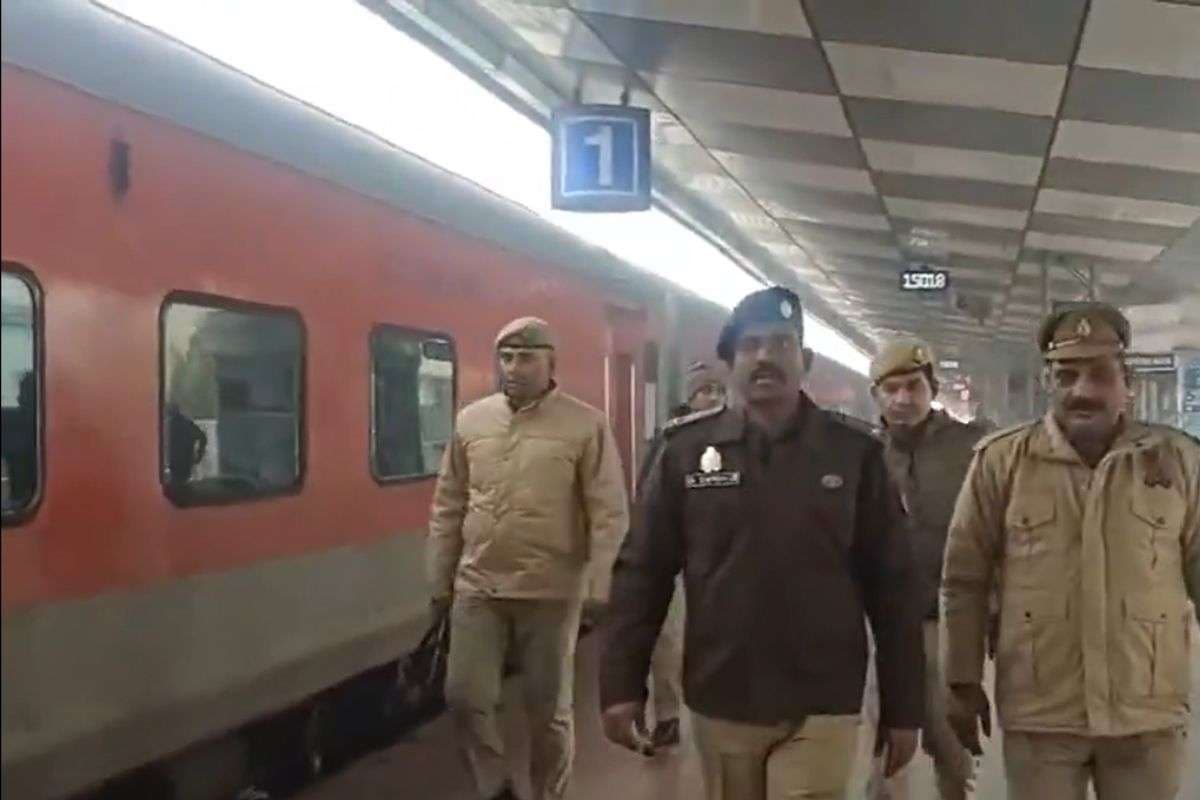 काशी एक्सप्रेस में बम की धमकी से यात्रियों में अफरा-तफरी, पुलिस, RPF और GRP की टीमें जांच में जुटीं