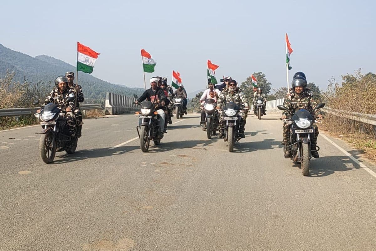Kharsawan: हाथों में तिरंगा, जुबां पर वंदे मातरम्, राष्ट्र गीत के 150 साल पूरे होने पर SSB ने निकाली बाइक रैली