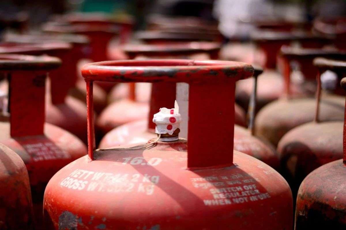 LPG Price Hike: नई साल में गैस की कीमतों का तगड़ा झटका, जानिए कहां कितनी बढ़ी या घटी कीमतें LPG Price Hike: नई साल में गैस की कीमतों का तगड़ा झटका, जानिए कहां कितनी बढ़ी या घटी कीमतें