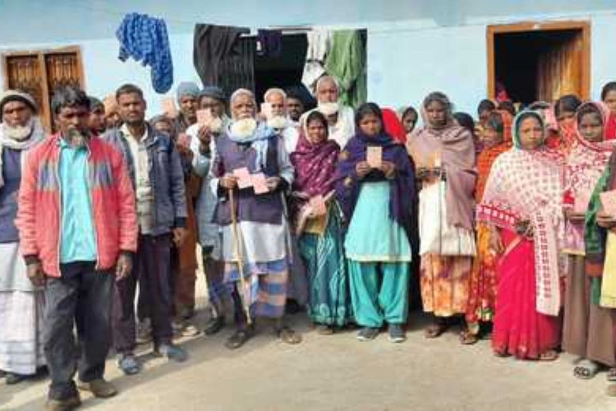 8 किलोमीटर की पैदल दूरी और हाथ में खाली झोला! लातेहार में राशन की आस में टूटी उम्मीद, डीलर ने फेरा मुंह