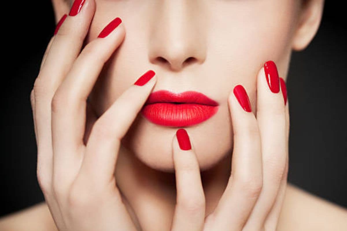 Lipstick Hacks: स्टाइल और लुक को रखना है बरकरार, तो ट्राई करें लिपस्टिक से जुड़े ये आसान टिप्स