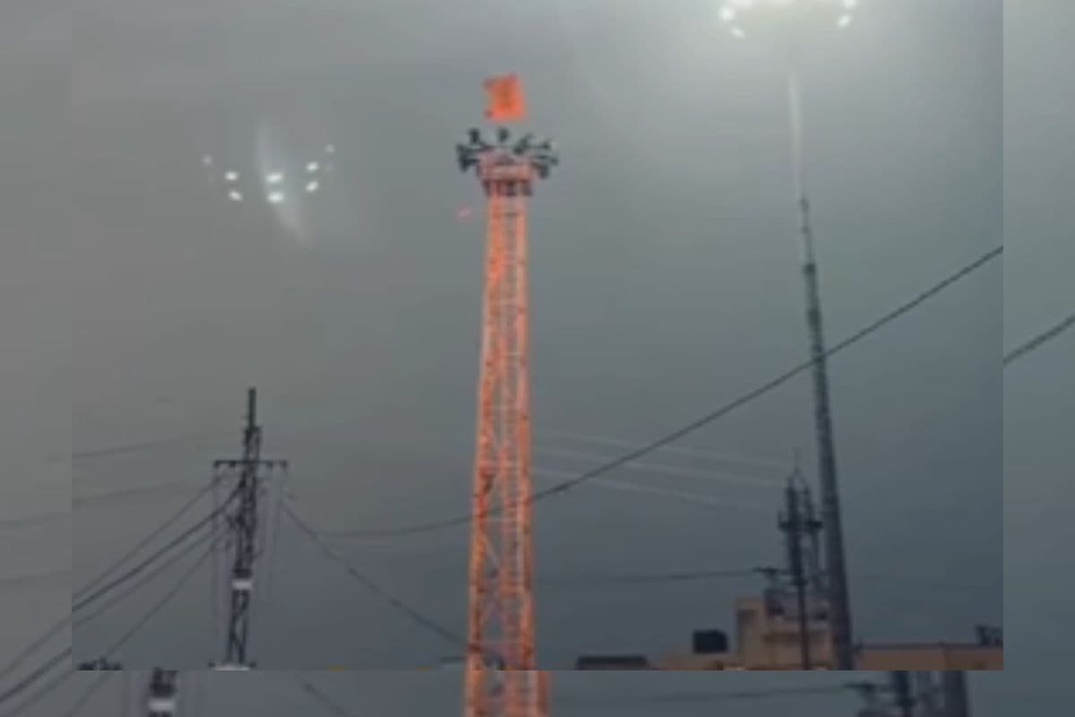 Viral Video: यूपी के प्रतापगढ़ में छिड़ी है 'लाउडस्पीकर जंग'! 50 फुट ऊंचे टावर से बज रहा हनुमान चालीसा