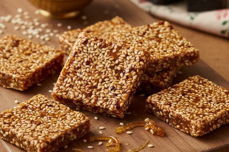 Makar Sankranti Special Til Gud Patti: घर पर बनाएं बाजार जैसी कुरकुरी तिल गुड़ की पट्टी, नोट करें सिंपल रेसिपी