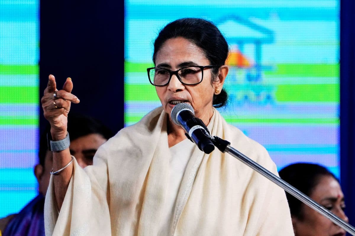 कोलकाता बुक फेयर में बोलीं ममता बनर्जी – SIR ने बढ़ायी टेंशन, 110 लोगों की गयी जान कोलकाता बुक फेयर में बोलीं ममता बनर्जी – SIR ने बढ़ायी टेंशन, 110 लोगों की गयी जान
