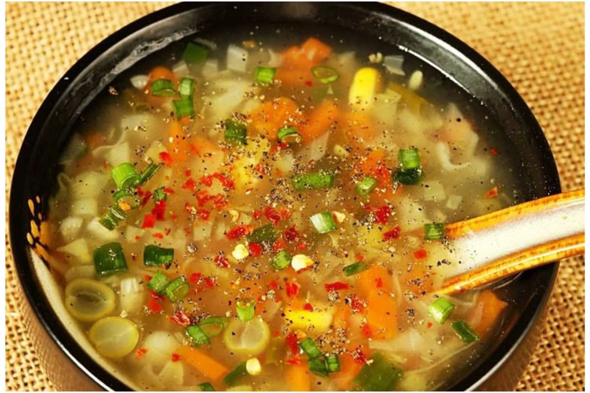 Mix Vegetable Soup Recipe for Winter: सर्दियों में इम्यूनिटी बढ़ाने और वजन घटाने के लिए सबसे बेस्ट सूप