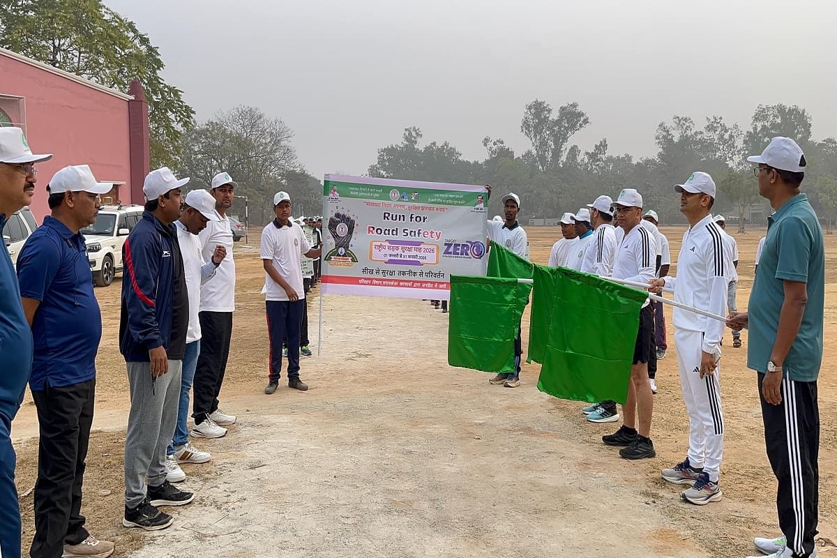 National Road Safety Month 2026: सरायकेला में ‘रन फॉर रोड सेफ्टी’ कार्यक्रम का आयोजन, डीसी-एसपी ने दिखाई हरी झंडी