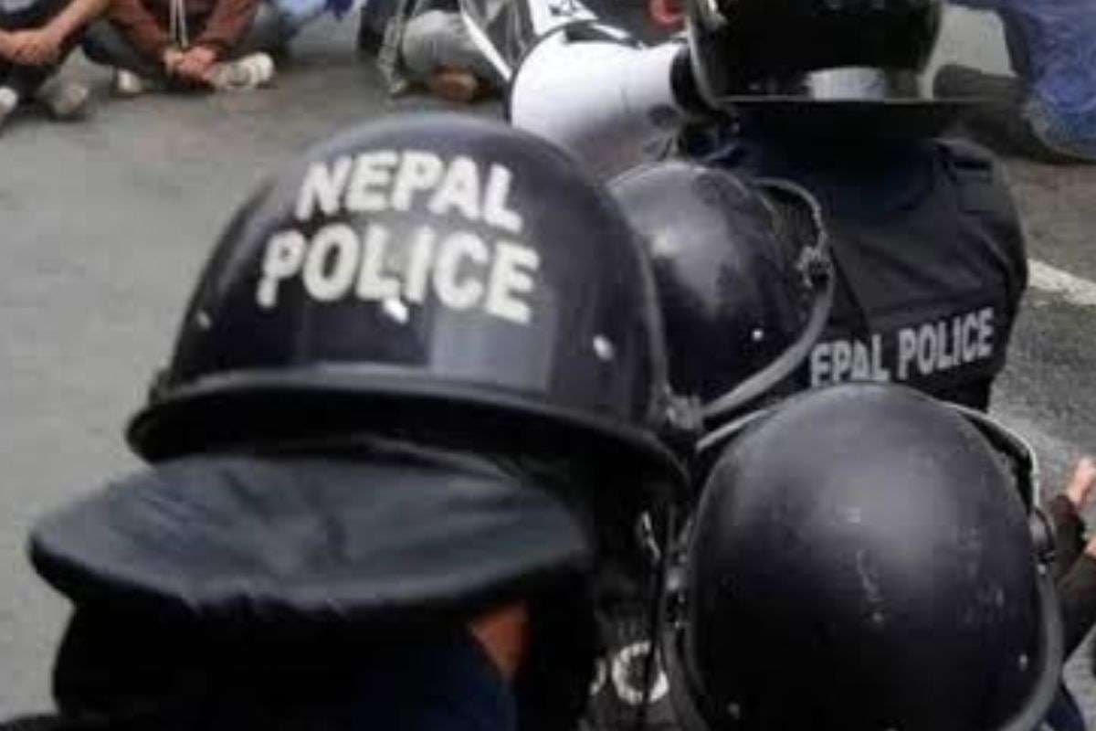 नेपाल के बीरगंज में सांप्रदायिक तनाव के बाद कर्फ्यू लागू, देखते ही गोली मारने का आदेश नेपाल के बीरगंज में सांप्रदायिक तनाव के बाद कर्फ्यू लागू, देखते ही गोली मारने का आदेश