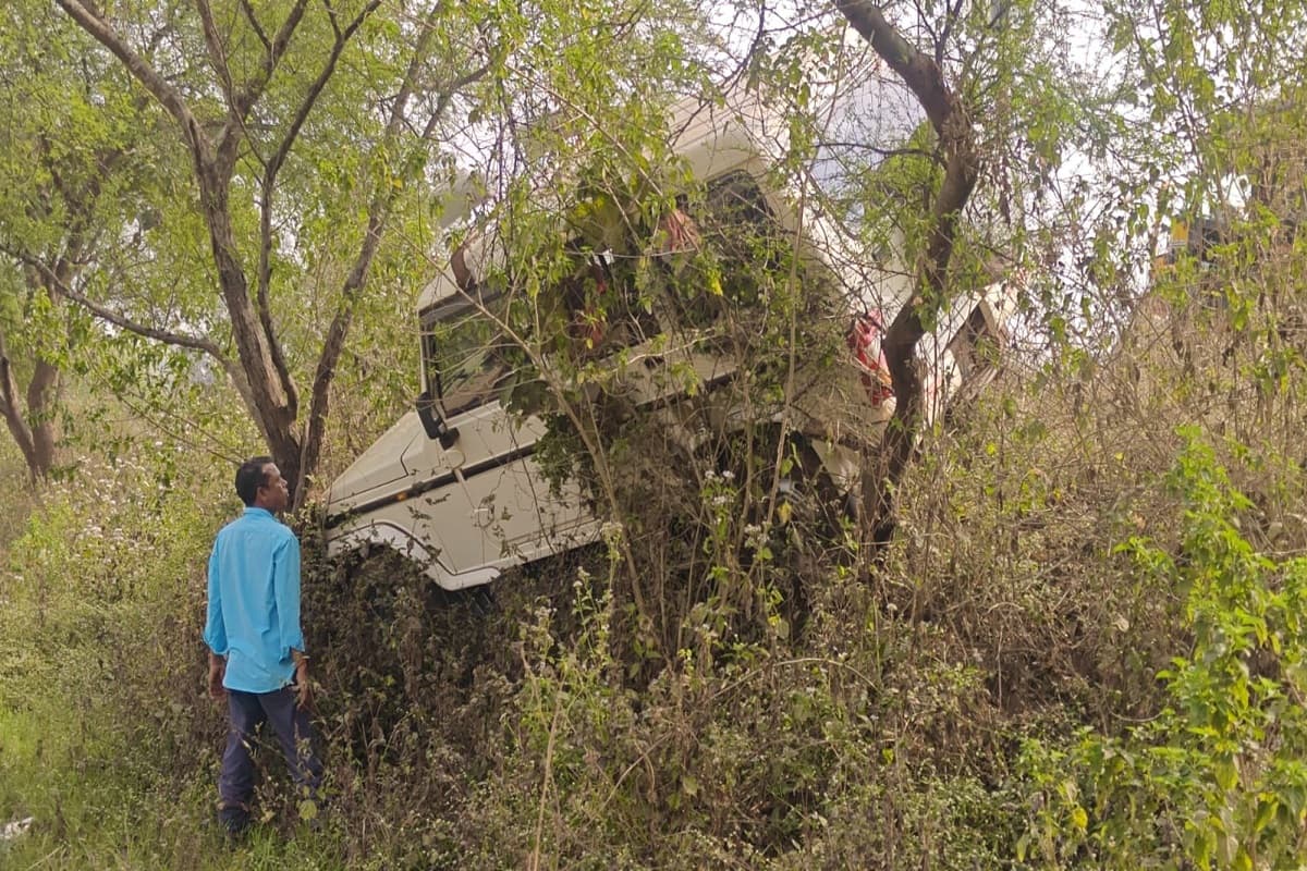 मौत को टक से छूकर लौट आए नोवामुंडी के बीडीओ साहेब, चुनावी ड्यूटी पर जाने के दौरान खाई में गिरते-गिरते बची गाड़ी