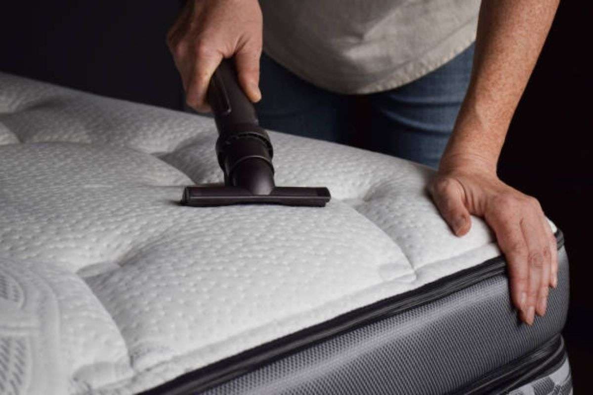 Mattress Cleaning Tricks: पुराने गद्दे होंगे चुटकियों में साफ, आजमाएं ये आसान ट्रिक्स