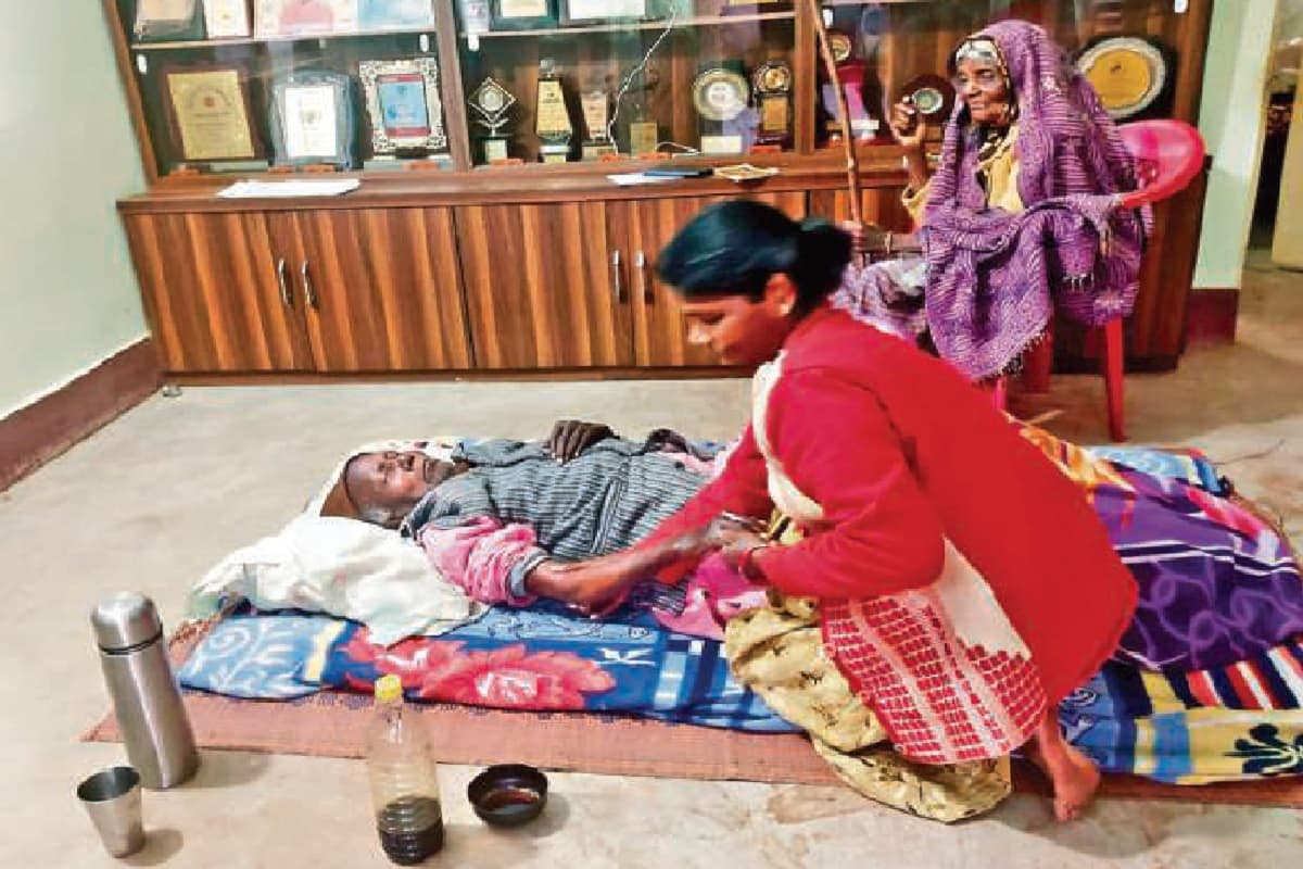 पद्मश्री सिमोन उरांव बीमार, घर पर चल रहा इलाज! प्रभात खबर की टीम ने जाना पड़हा राजा का हाल