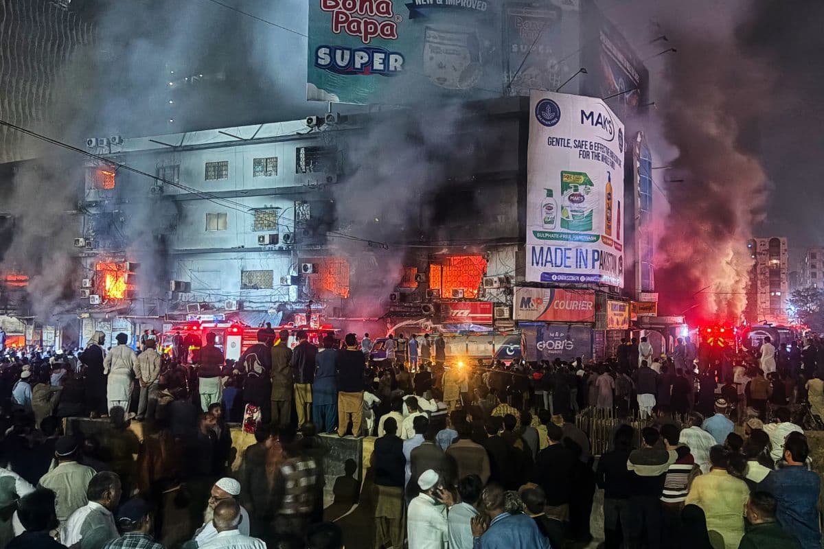 Pakistan News: 16 घंटे बाद भी नहीं बुझी कराची के मॉल में लगी भीषण आग, छह लोगों की मौत, राहत-बचाव जारी