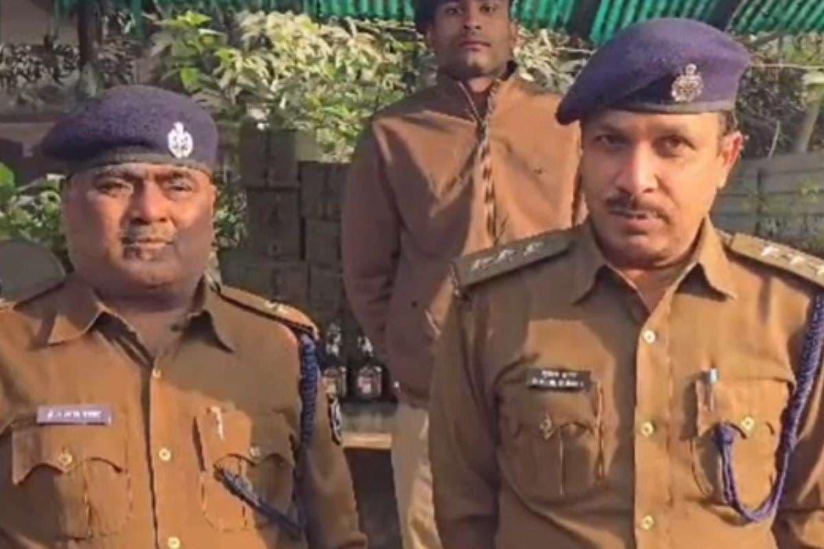 पुलिस की बड़ी कार्रवाई, होंडा सिटी से 446 बोतल शराब बरामद, तस्कर गिरफ्तार