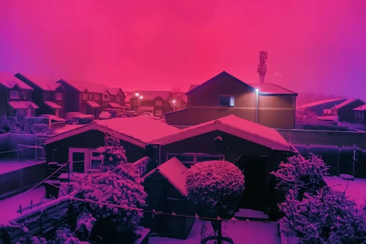 यूरोप के इस देश में बर्फबारी के दौरान आसमान हुआ गुलाबी, साइंस फिक्शन फिल्म जैसा नजारा वायरल