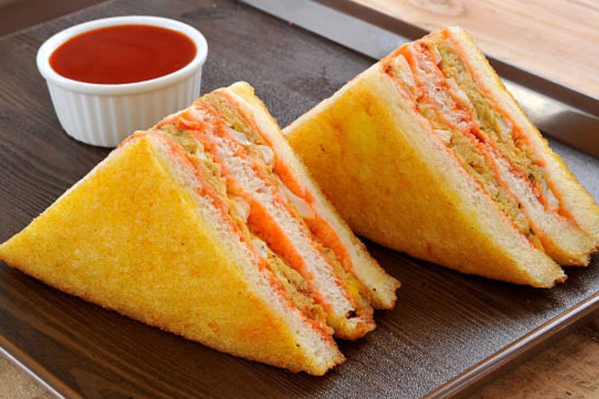 Pizza Sandwich Recipe: हल्की भूख के लिए ट्राई करें पिज्जा सैंडविच, फटाफट नोट करें रेसिपी