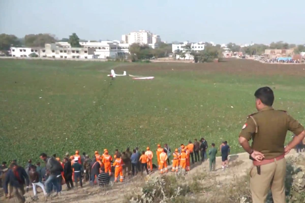 Plane Crash Live Video: प्रयागराज में वायु सेना का ट्रेनी विमान क्रैश, सीधे तालाब में गिरा, देखें लाइव वीडियो