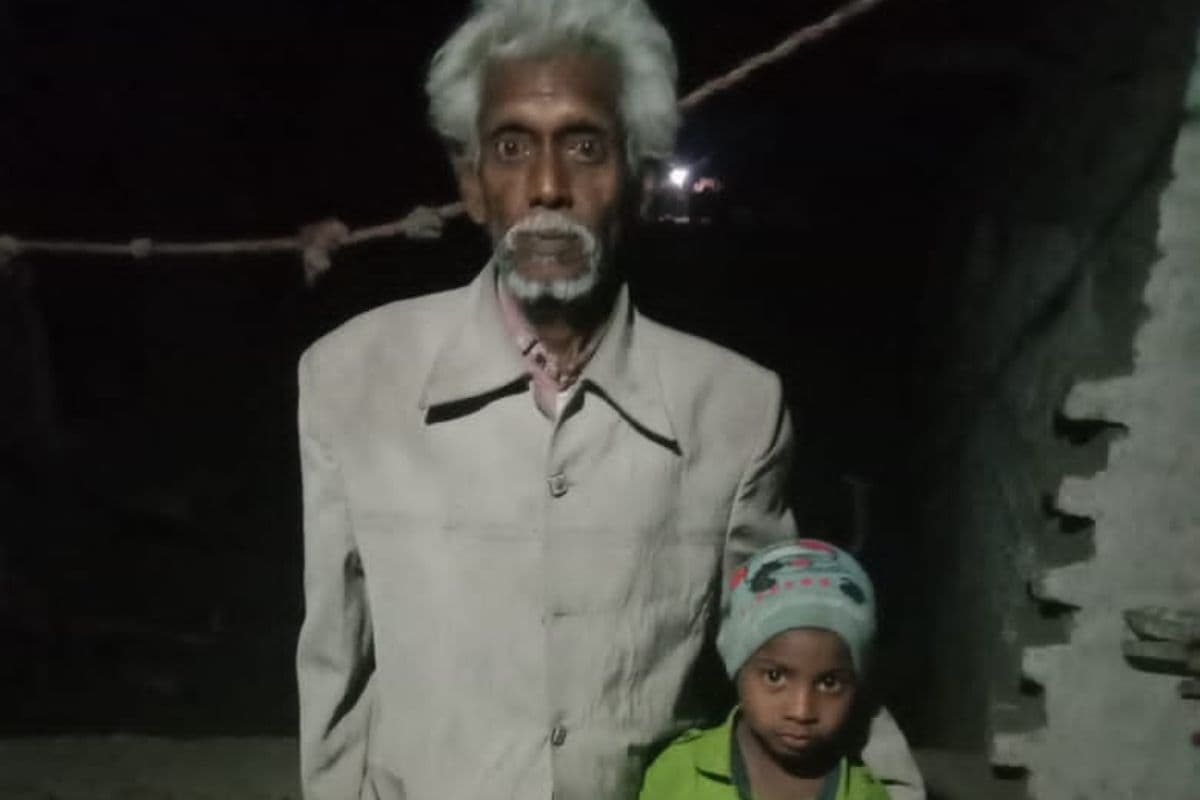 प्रभात खबर की मुहिम का असर, मिल गया साहिबगंज का बिछड़ा हुआ लाडला बजरंगी, 20 दिनों बाद घर में लौटी रोशनी प्रभात खबर की मुहिम का असर, मिल गया साहिबगंज का बिछड़ा हुआ लाडला बजरंगी, 20 दिनों बाद घर में लौटी रोशनी
