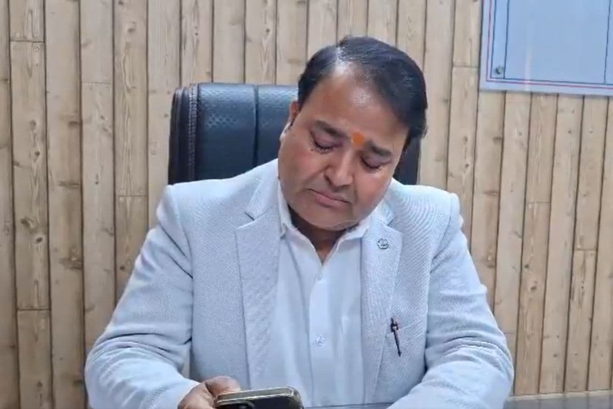 अब GST डिप्टी कमिश्नर प्रशांत कुमार ने दिया इस्तीफा, CM योगी पर अविमुक्तेश्वरानंद की टिप्पणी से थे आहत