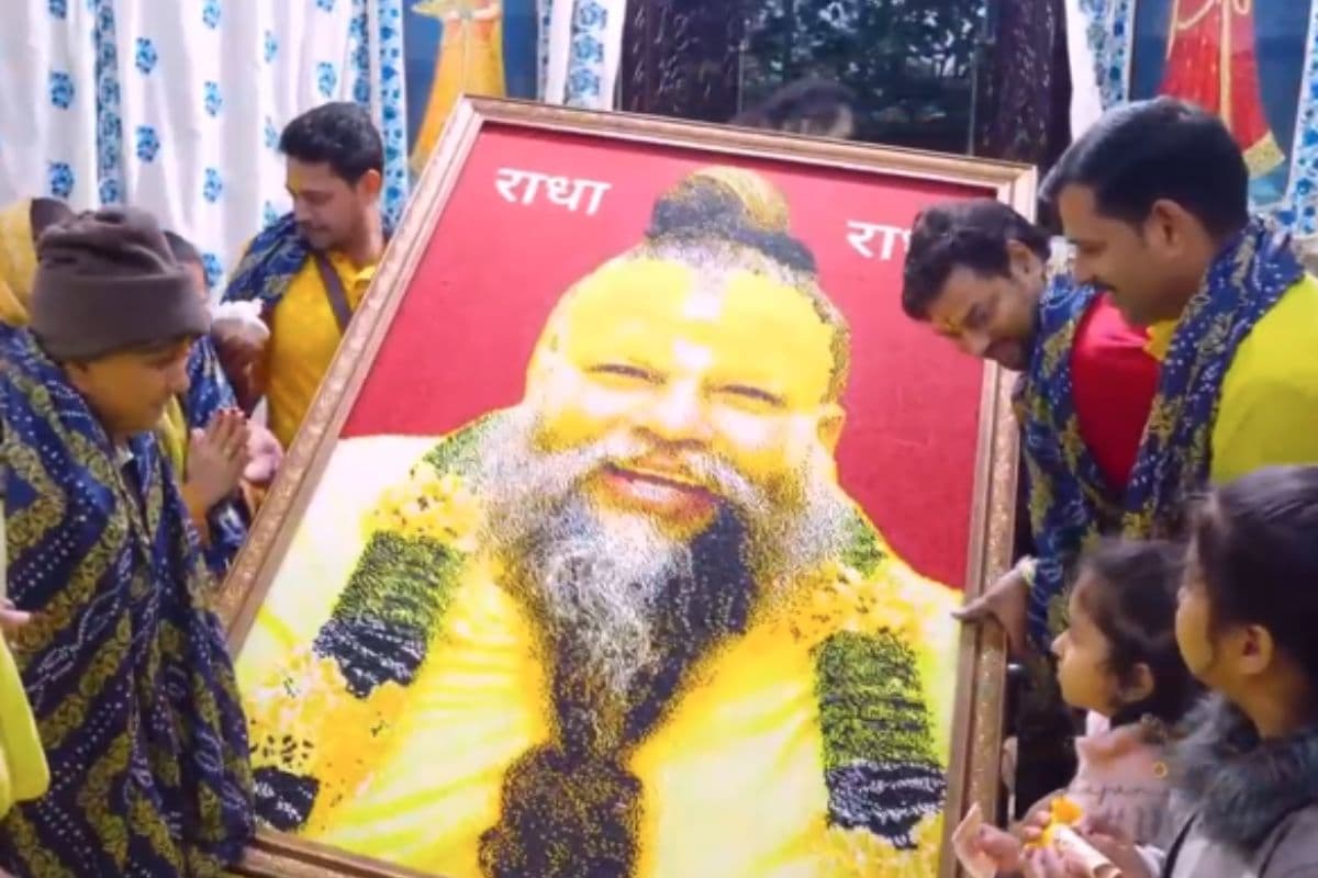 जमशेदपुर के विवेक की कला बनी आराधना, वृंदावन में प्रेमानंद महाराज को भेंट की 1.51 लाख मोतियों की तस्वीर