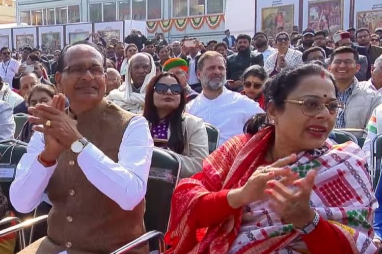 गणतंत्र दिवस परेड में राहुल गांधी को तीसरी पंक्ति में बैठाने पर बवाल, कांग्रेस ने बताया LOP का अपमान