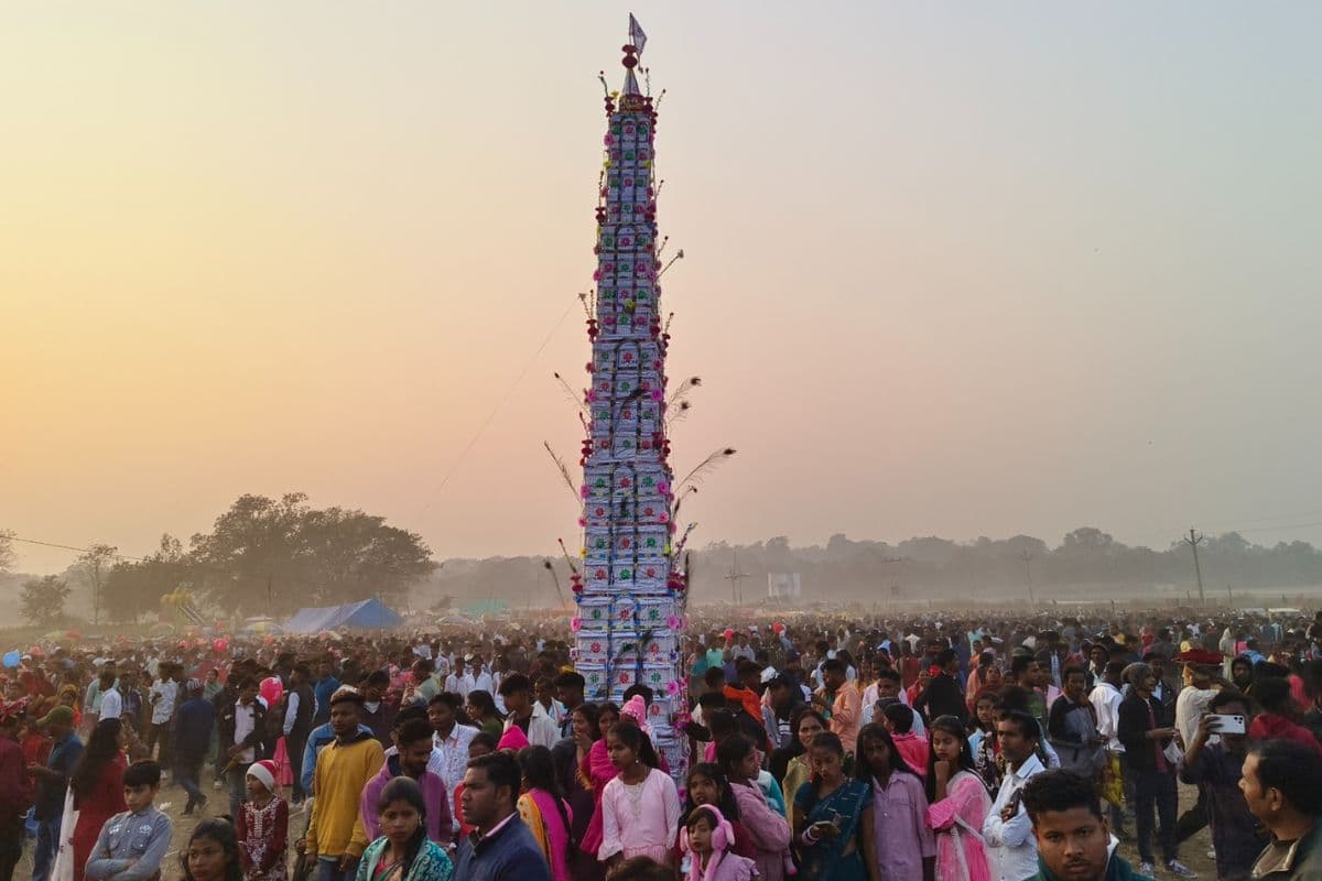 Saraikela: स्वर्णरेखा घाट पर लगा भव्य प्राचीन राम मेला, उमड़ी हजारों की भीड़, 40 फीट ऊंचा टुसू बना आकर्षण का केंद्र