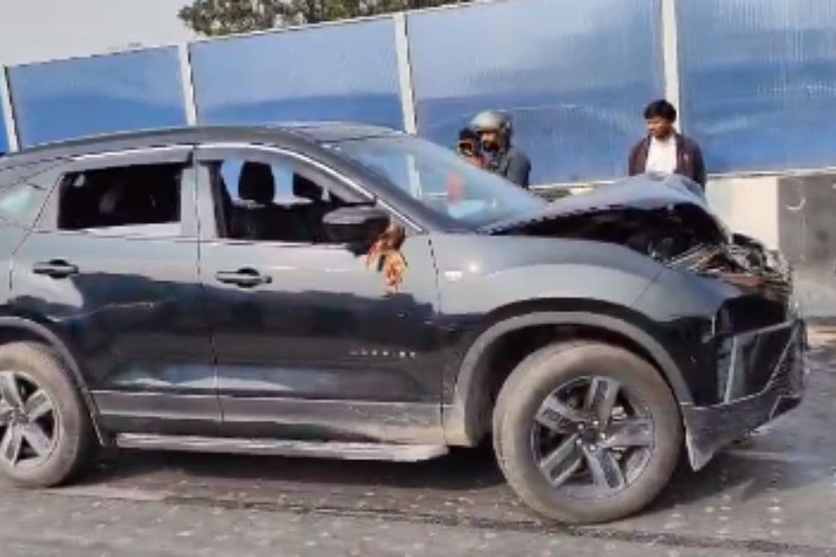 रांची में रॉन्ग साइड से आ रही JCB ने कार को मारी टक्कर, शिक्षक की पत्नी घायल