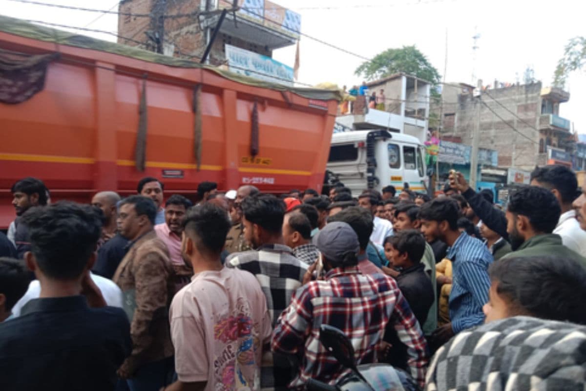 सड़क जाम करते ग्रामीण