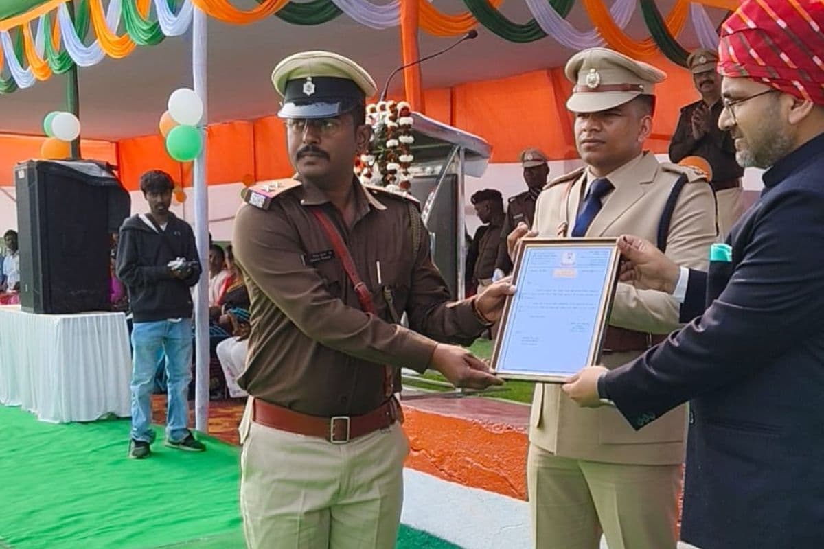 गणतंत्र दिवस पर पुलिस का सम्मान, सरायकेला में 23 जांबाजों को मिला प्रशस्ति पत्र, चौका थाना की टीम छाई गणतंत्र दिवस पर पुलिस का सम्मान, सरायकेला में 23 जांबाजों को मिला प्रशस्ति पत्र, चौका थाना की टीम छाई