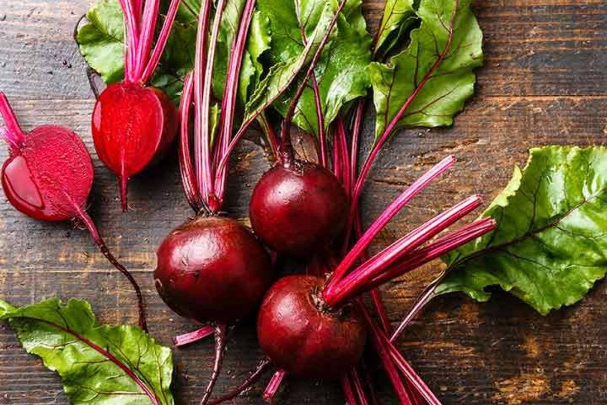 Right Way to Eat Beetroot: चुकंदर का जूस पिएं या कच्चा चबाकर खाएं?