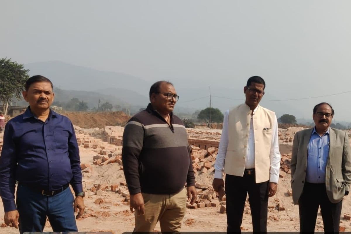 Saraikela: चांडिल में अवैध पत्थर खदानों पर कार्रवाई, जब्त हुए निकाले गए खनिज; मामला दर्ज