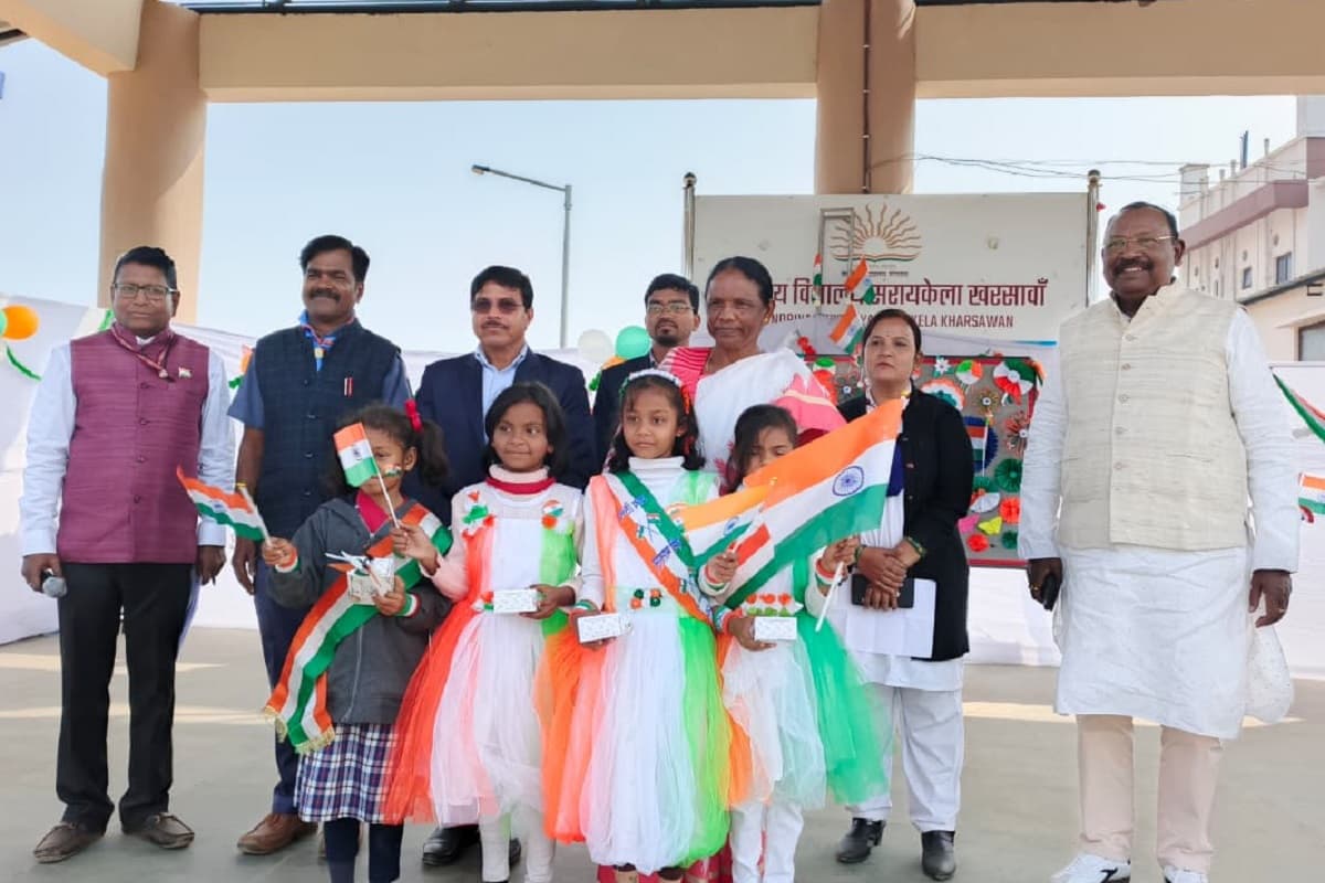 झारखंड के सरायकेला में सरस्वती शिशु मंदिर हाई स्कूल में रिपब्लिक डे प्रोग्राम, भारत माता का पूजन