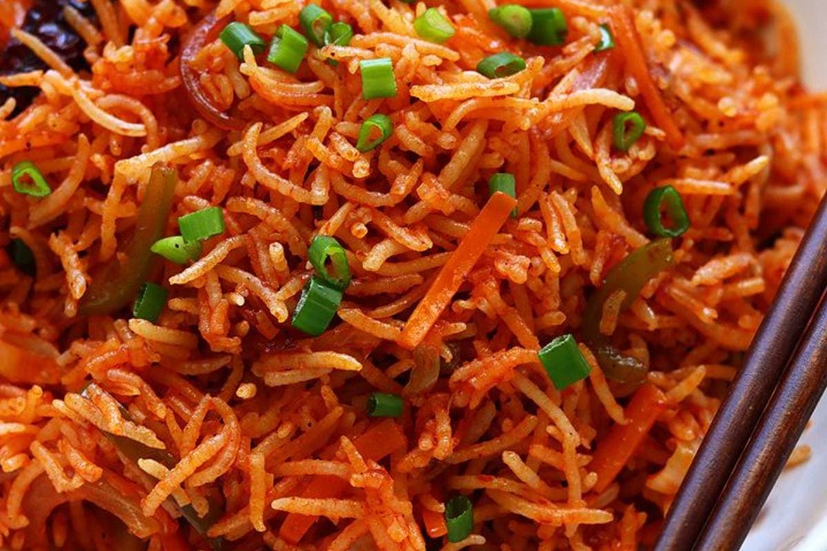 Schezwan Fried Rice Recipe: सुबह-सुबह लगी है ज़ोरों की भूख? तो कुकर में झटपट बनाएं शेज़वान फ्राइड राइस