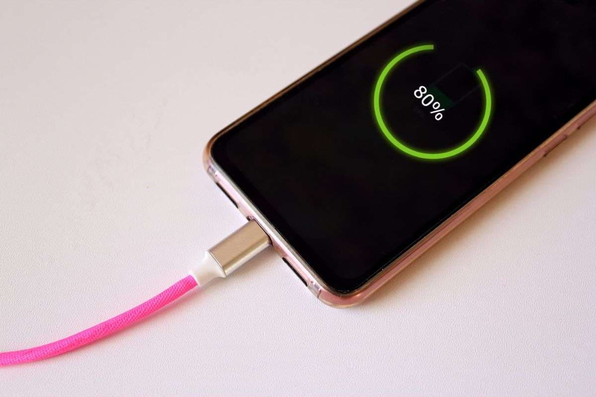 कवर लगे फोन को चार्ज करना सही है या बैटरी के लिए खतरनाक? आज जान लें हर एक जरूरी बात