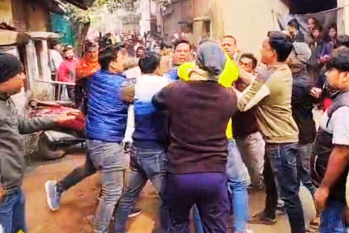 भांगड़ में तृणमूल के पूर्व विधायक आराबुल के बेटे की कार पर हमला, लगे ‘गद्दार’ के नारे, पुलिसकर्मियों से धक्का-मुक्की