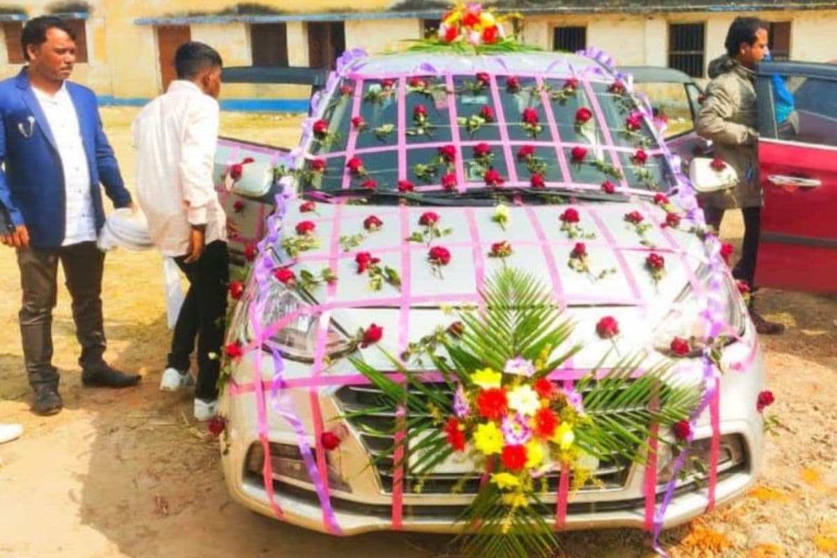 बंगाल में एसआईआर हियरिंग, फूलों से सजी कार में पहुंचा बीरभूम का कबीर अकबर राणा