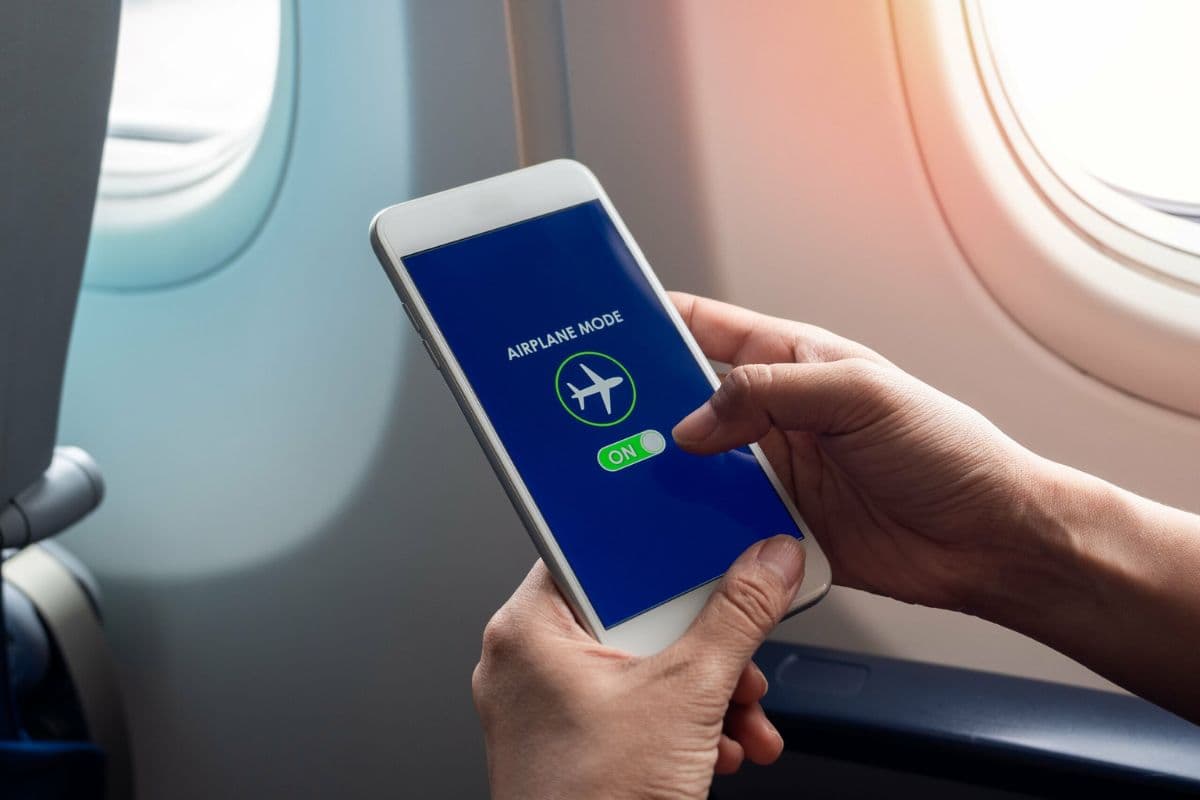 फ्लाइट में Airplane mode ऑन करना क्यों है जरूरी? वजह जानकर चौंक जाएंगे आप भी