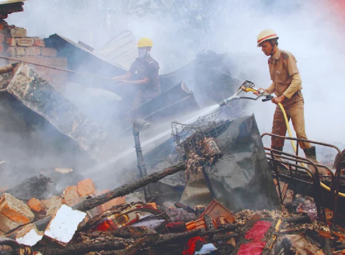 आनंदपुर अग्निकांड में पुलिस की बड़ी कार्रवाई, मोमो गोदाम के प्रबंधक और उप प्रबंधक गिरफ्तार