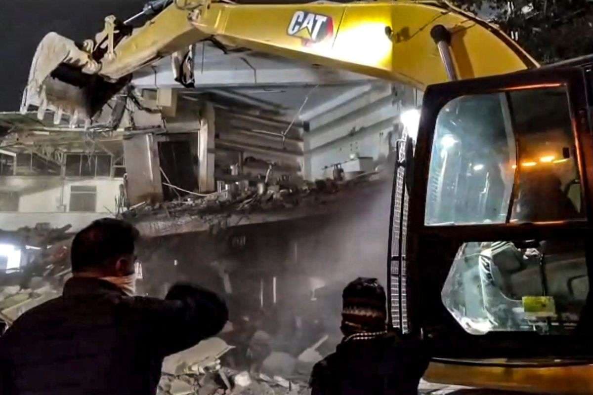 Delhi Bulldozer Action: मस्जिद के पास अतिक्रमण हटाने के दौरान भड़की हिंसा, एक्शन में पुलिस, राजनीति तेज Delhi Bulldozer Action: मस्जिद के पास अतिक्रमण हटाने के दौरान भड़की हिंसा, एक्शन में पुलिस, राजनीति तेज