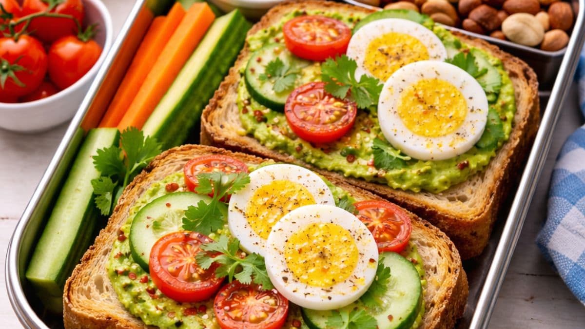 Tiffin Special Avocado Toast Recipe: बच्चों के टिफिन के लिए बनाएं हेल्दी और टेस्टी एवोकाडो टोस्ट, स्वाद और सेहत का रखें पूरा ध्यान