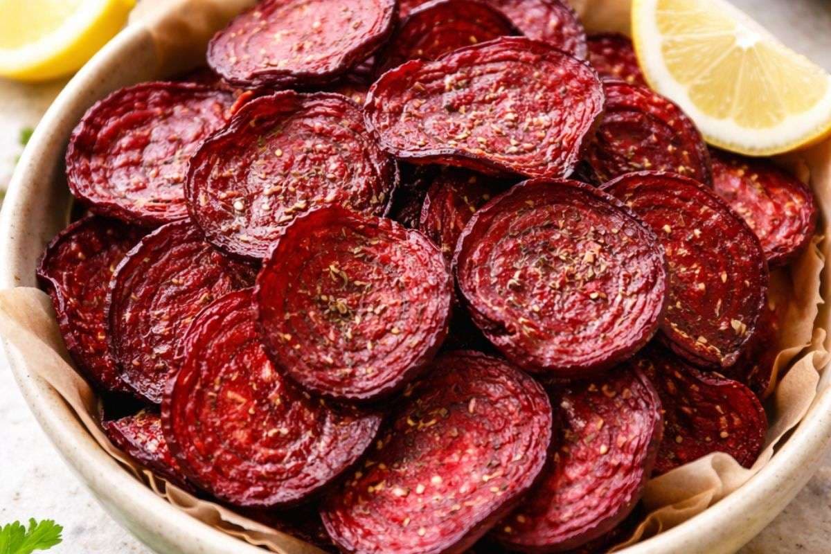 Beetroot Baked Chips: शाम की भूख का करना है इलाज, तो जरूर ट्राई करें लाल चिप्स  