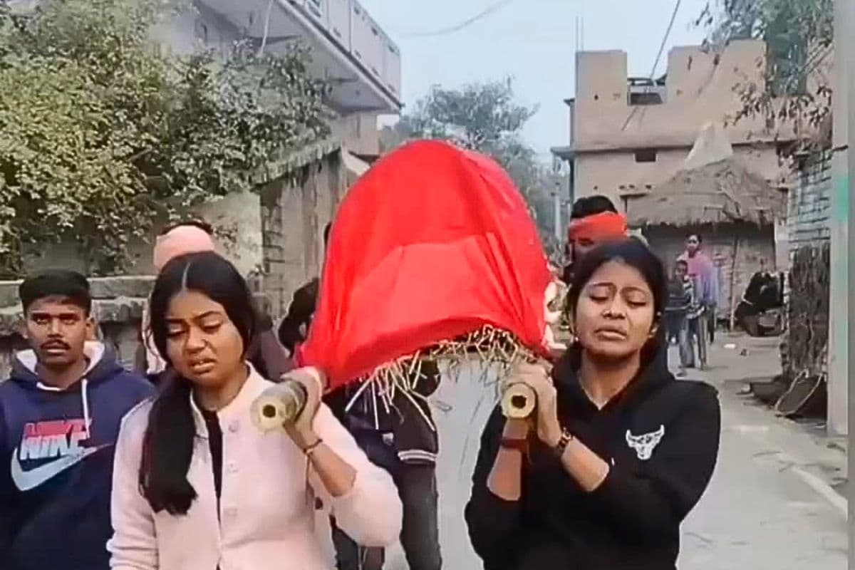 मां चली गई, गांव ने मुंह मोड़ा… बेटियों ने दिया कंधा, अब श्राद्ध के लिए समाज से लगा रहीं इंसानियत की गुहार