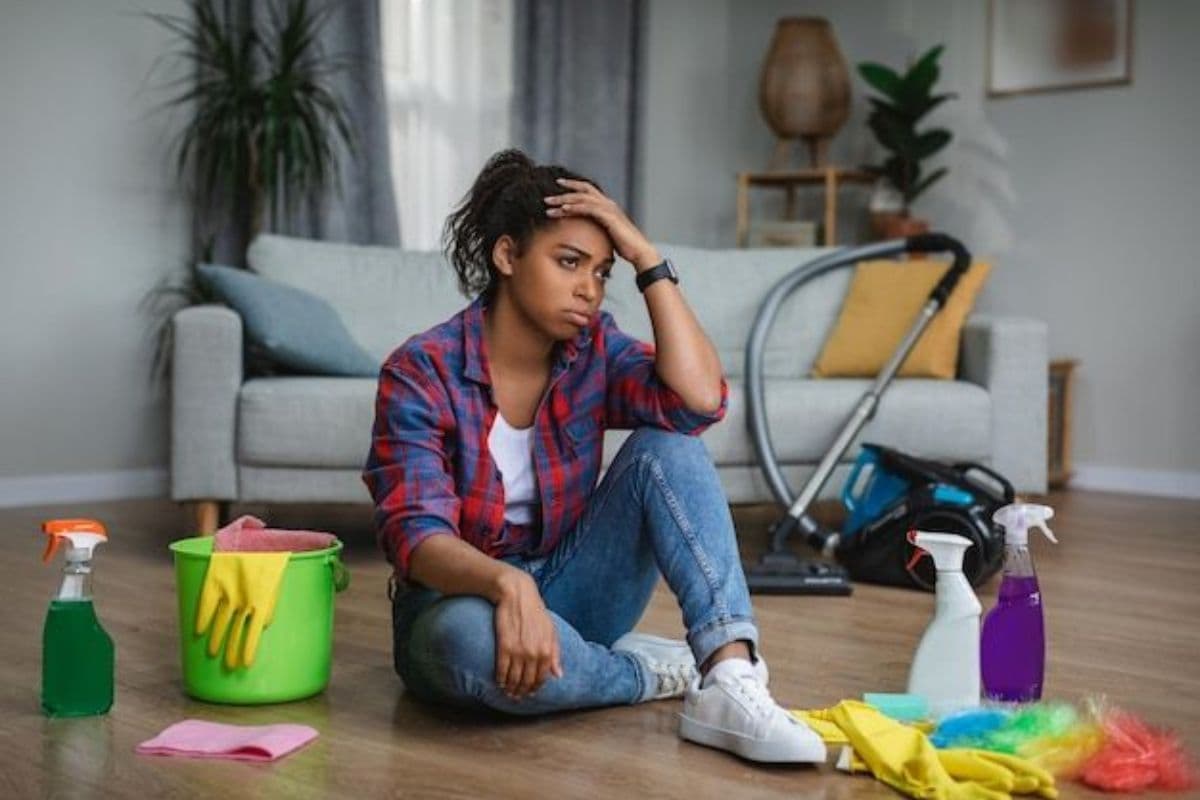 Floor Cleaning Tips: घर के कोने-कोने से हटानी है गंदगी, तो पोछा लगाते हुए ध्यान रखें ये बातें