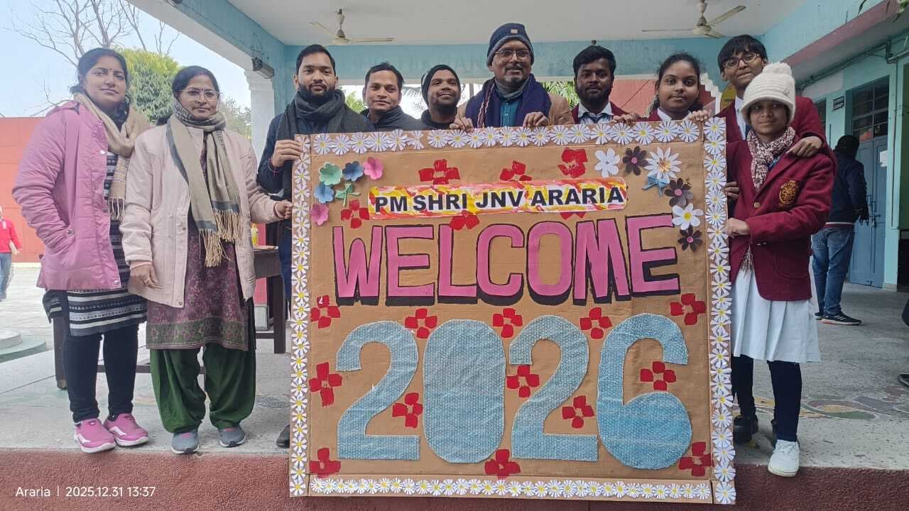 पुरानी व रद्दी वस्तुओं को एकत्रित कर बनाया ग्रीटिंग कार्ड