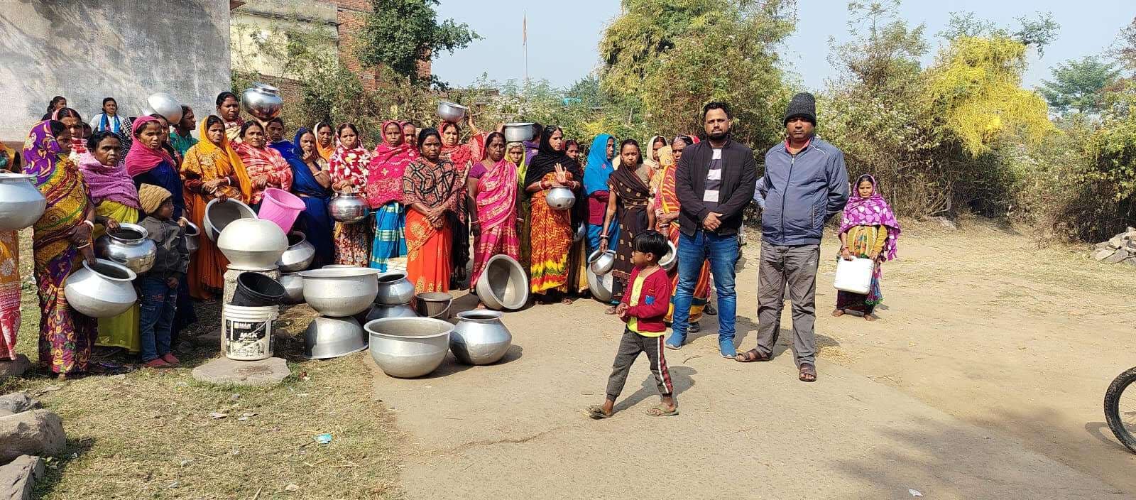 Bokaro News : खाली बर्तनों के साथ की महिलाओं ने की बैठक