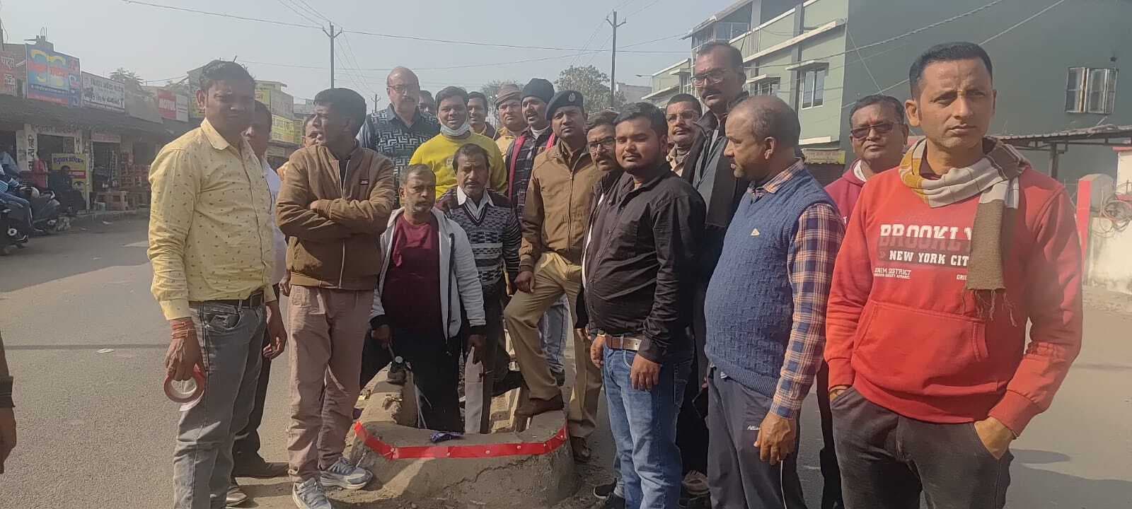 Giridih News: टॉवर चौक से कल्याणडीह तक डिवाइडर पर लगायी गयी रेडियम पट्टी