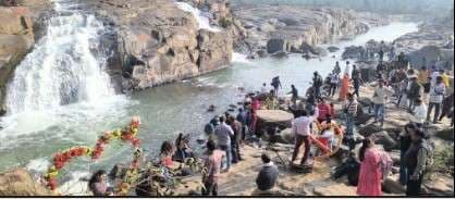 Giridih News :नये वर्ष के स्वागत के लिए उमड़ी भीड़, आज भी जश्न